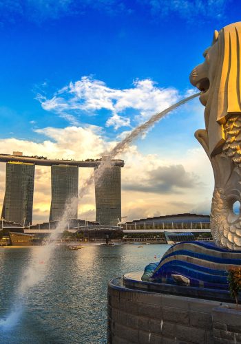 SINGAPORE - AUG 9 ,2017 : Merlion statue and cityscape in Singapore.